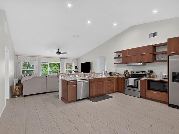 4th image of 516 SE Crosspoint Drive