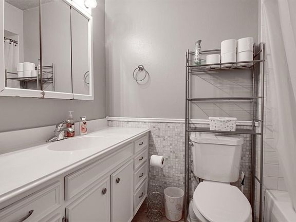 2nd image of 1521 S Parkway Blvd
