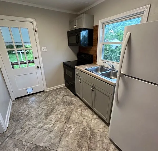 745 Queen Ave NW — Photo 10