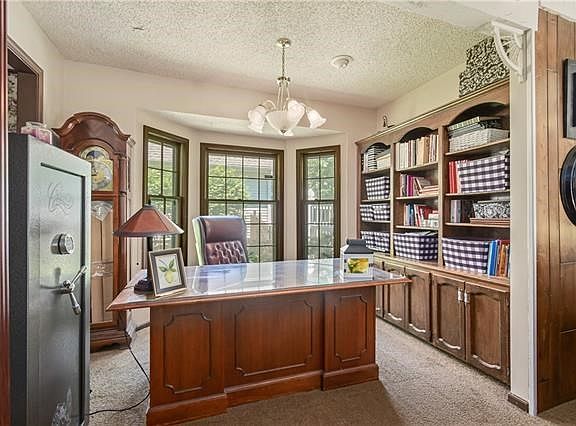 3rd image of 521 Camelot Dr