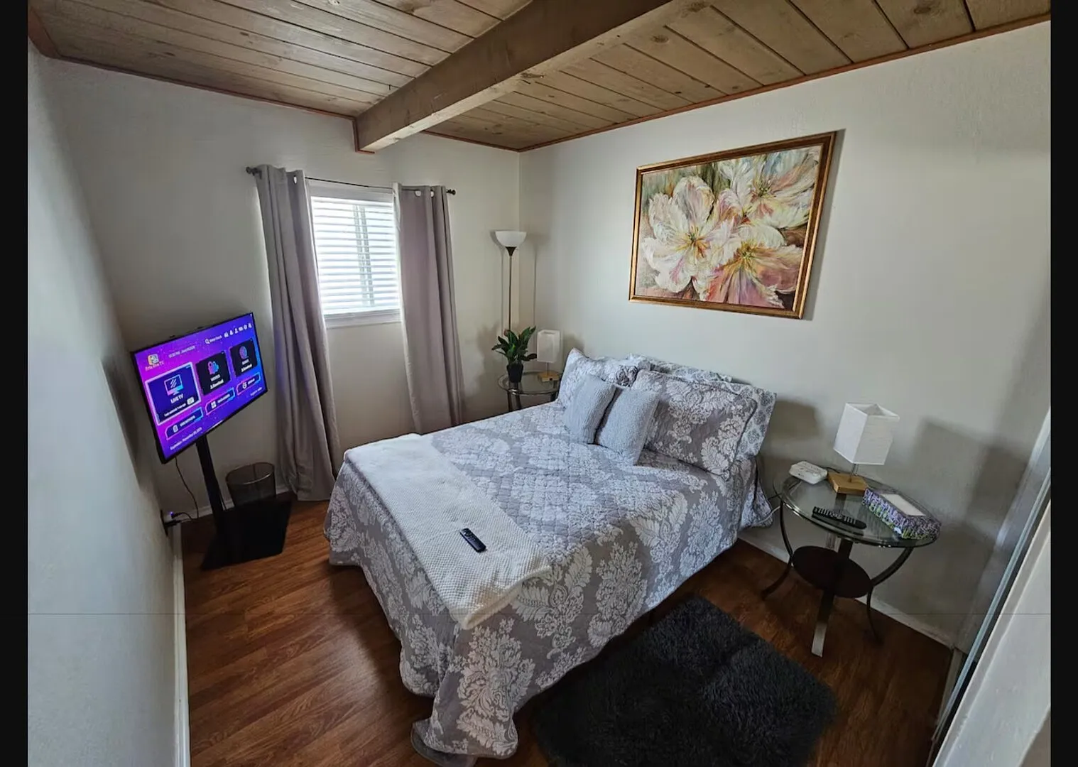 Cute and Cozy 2 bedroom Apartment with Secured Parking — Photo 2