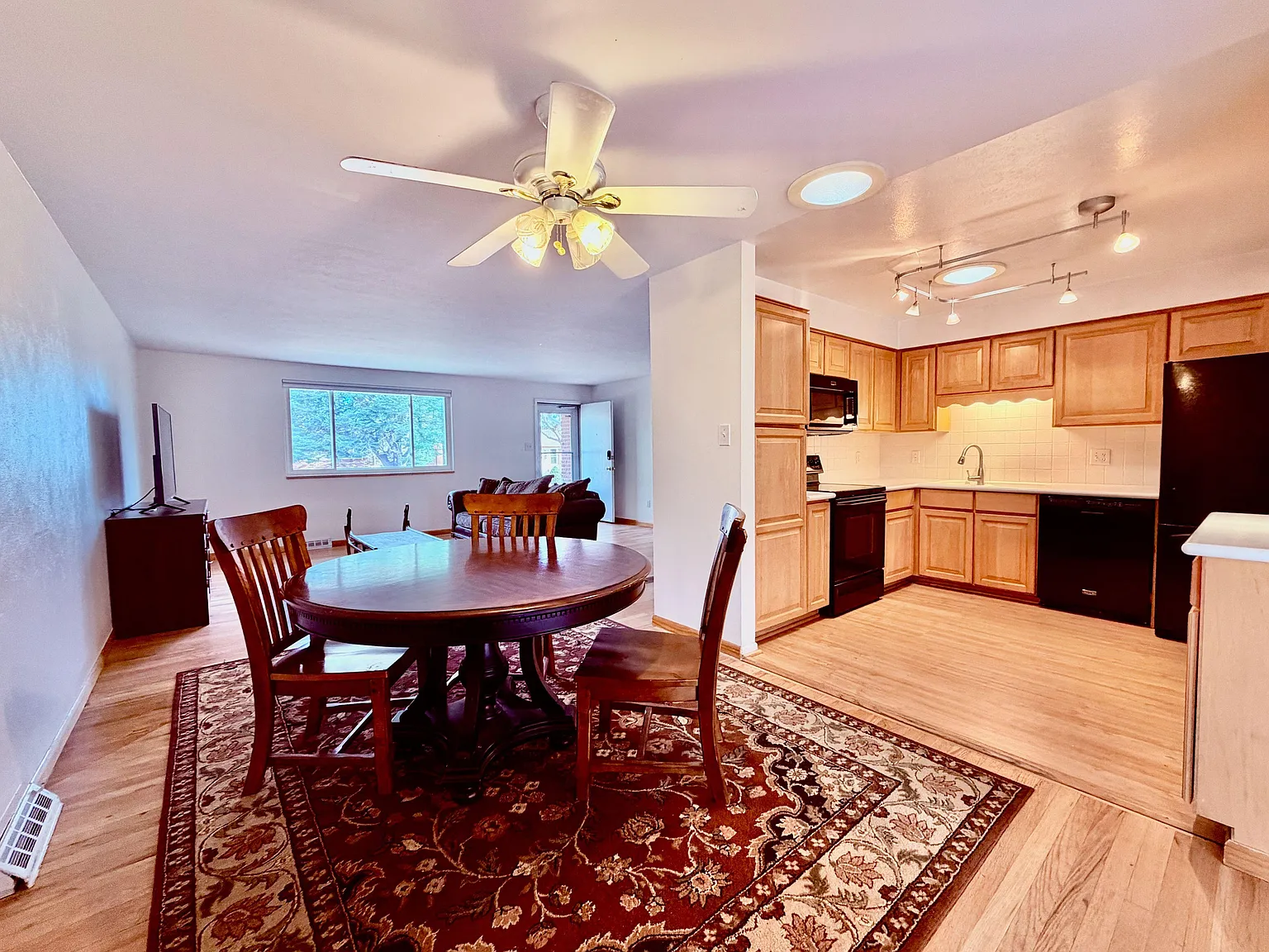 4 bed, 3.0 bath, 2600 sqft, $979 — Photo 4