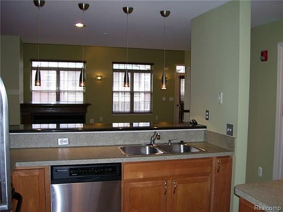 5th image of 137 E Bay Dr #1