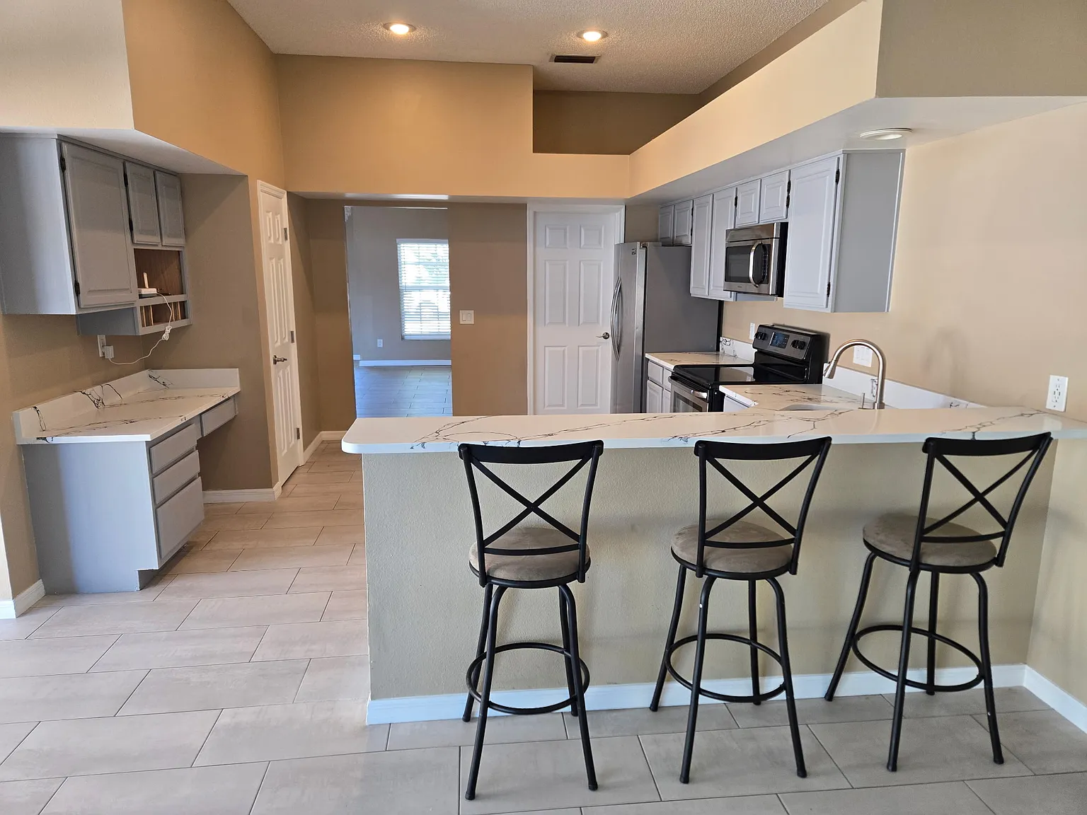 4 bed, 3.5 bath, 2371 sqft, $3,900 — Photo 3