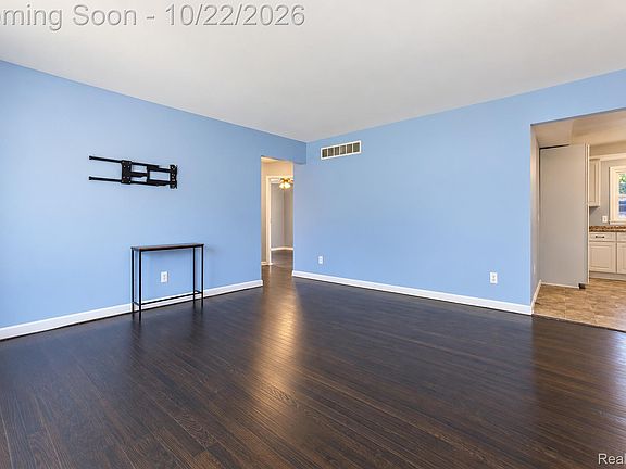 4th image of 15730 Churchill St