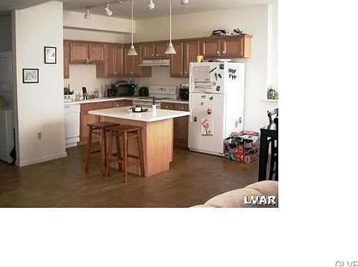 2nd image of 920-922 E Gordon St
