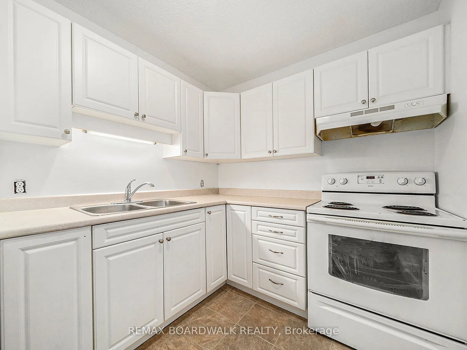 3 bed, $2,300 — Photo 4