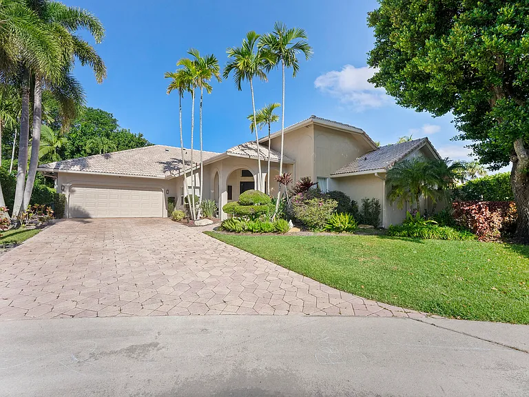 2245 SW 16th Pl — Photo 4