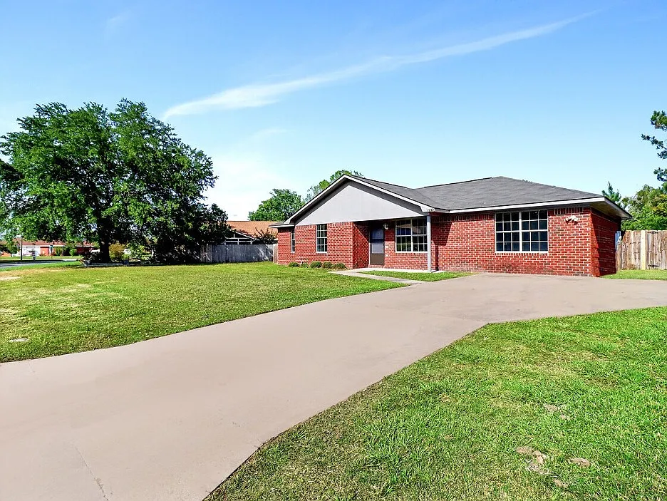 4 bed, 1596 sqft, $1,850 — Photo 1