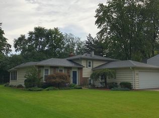 1064 Windsor Dr, Wheaton, IL 60189