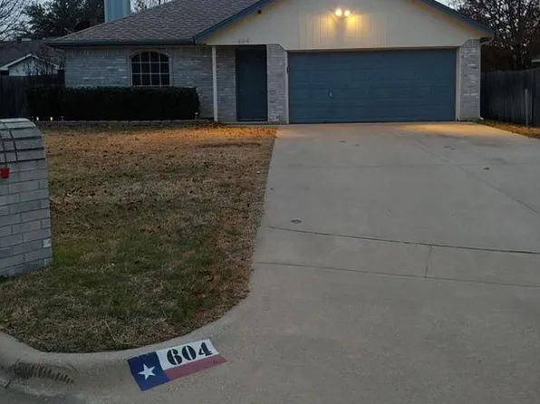 604 Oak View Ct, Azle, TX 76020