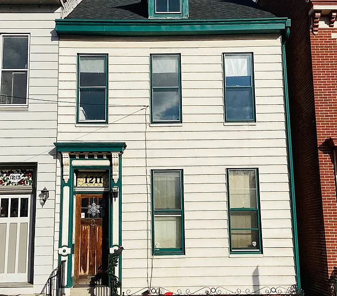 1211 Green St — Photo 2