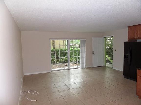 4th image of 120 N Lakeside Dr APT 2