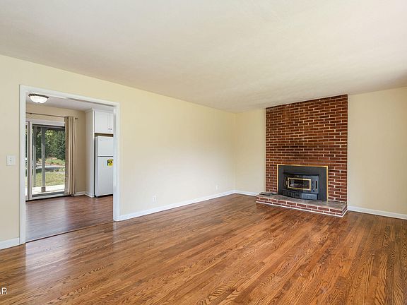 4th image of 814 Afton St