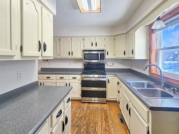 4th image of 221 W Park Ave