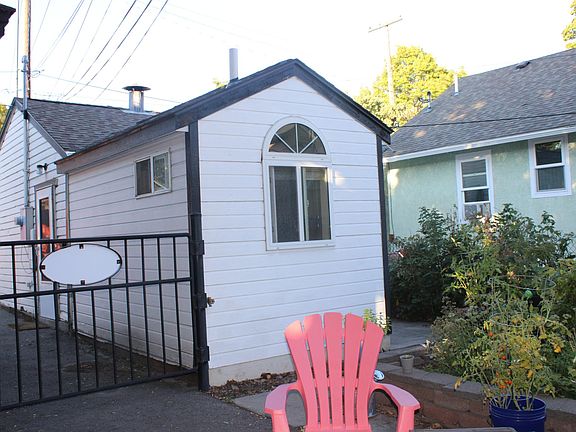 3rd image of 422 E Broadway St