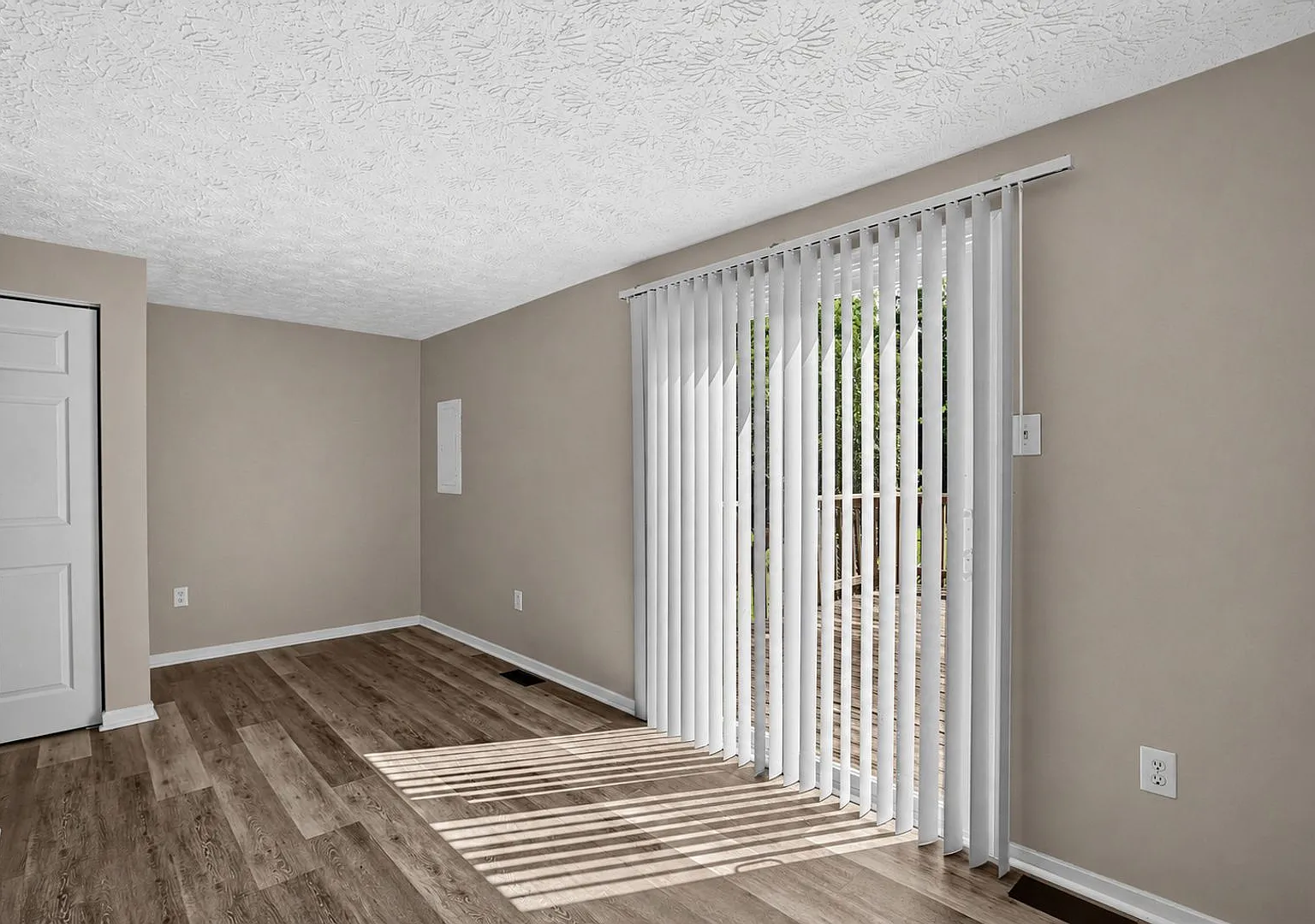 King George Spacious 2 Bedroom End Unit Townhouse — Photo 4