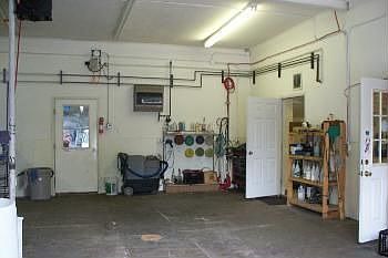 4th image of 610 W Adrian St