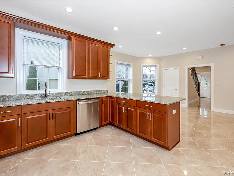 16 Grand Blvd — Photo 13