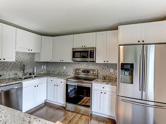 3rd image of 4303 Blue River Ct