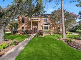 513 Meadow Bend Dr, Friendswood, TX 77546