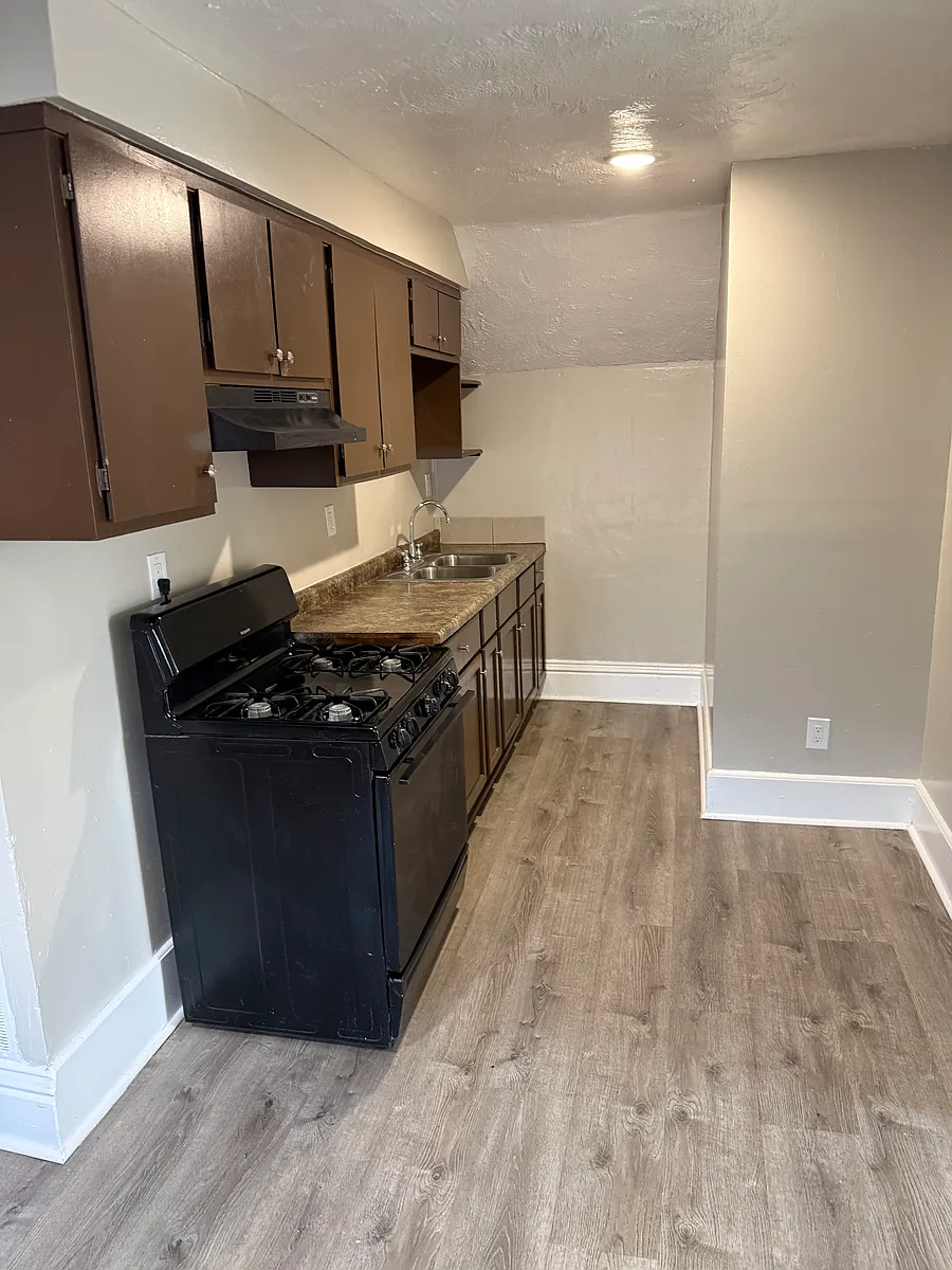 Building Photo - 549 W Maple St #2