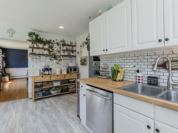5th image of 143 Ontario Ave