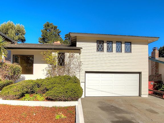 2nd image of 216 Cuesta Dr