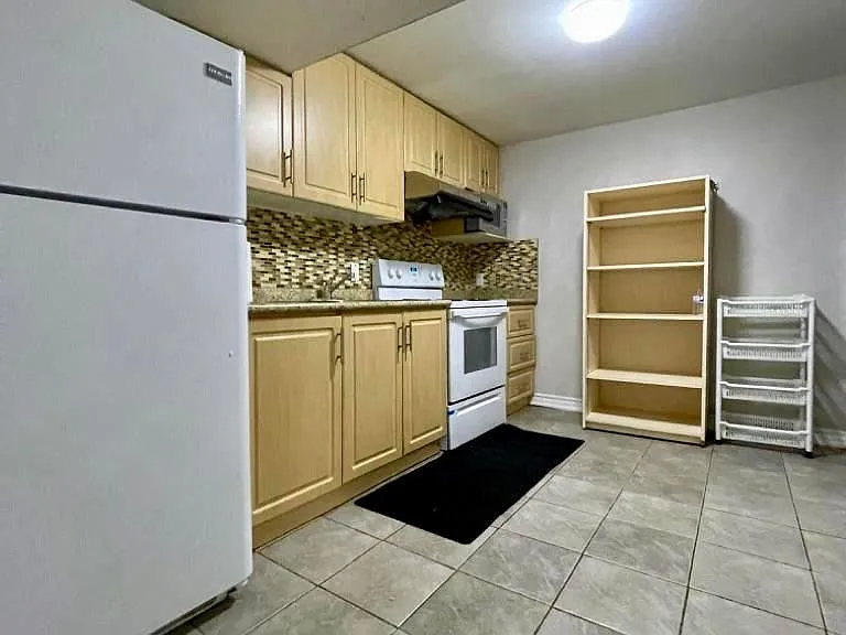 92 Hiscock Blvd #BASEMENT — Photo 3