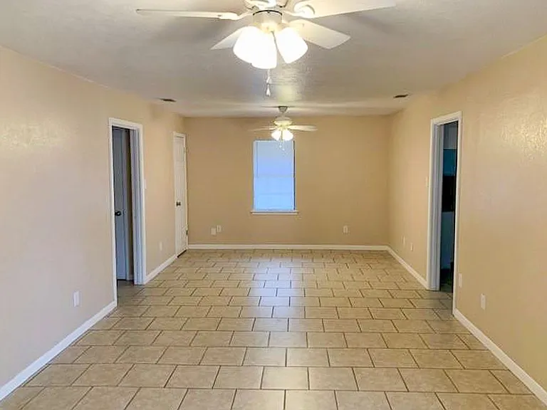 1807 N McDonald Ave — Photo 3