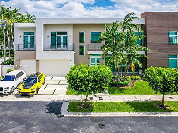 3rd image of 10498 NW 67th Ter