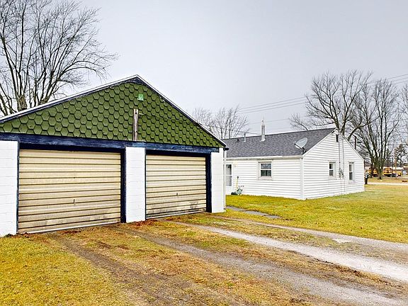 3rd image of 124 E Arnold St