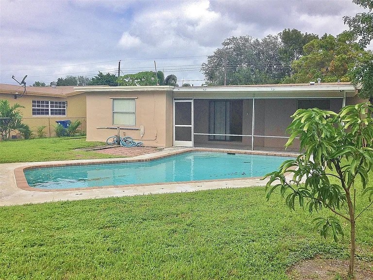 7510 NW 23rd St — Photo 1
