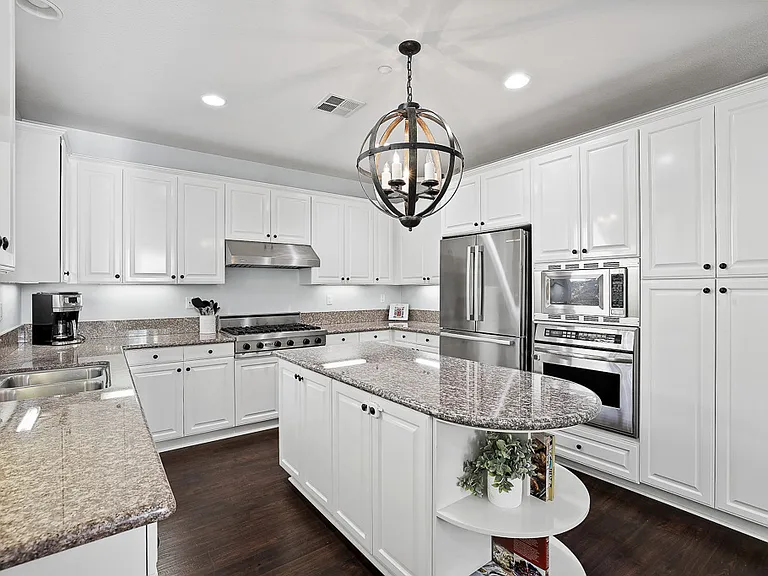 2450 Elden Ave #E — Photo 10
