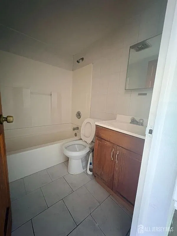 661 Catherine St — Photo 4