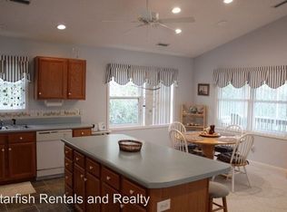 109 N Oak Dr, Surf City, NC 28445