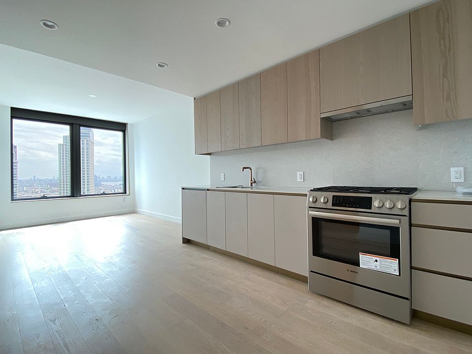 1st image of 3 Court Sq #1490