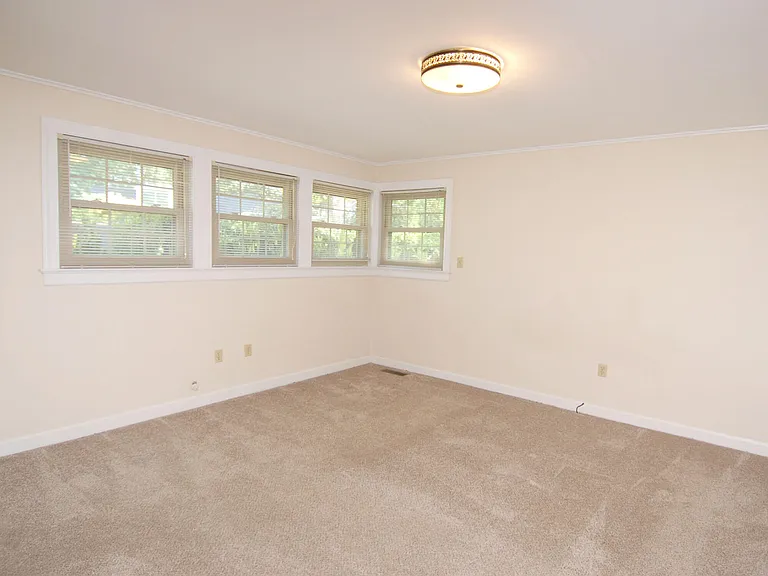 706 Smedes Pl — Photo 10