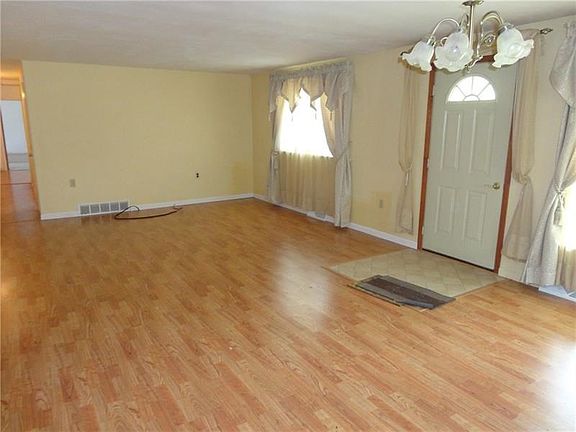 LIVING ROOM [26X15] WITH LAMINATE FLOORING