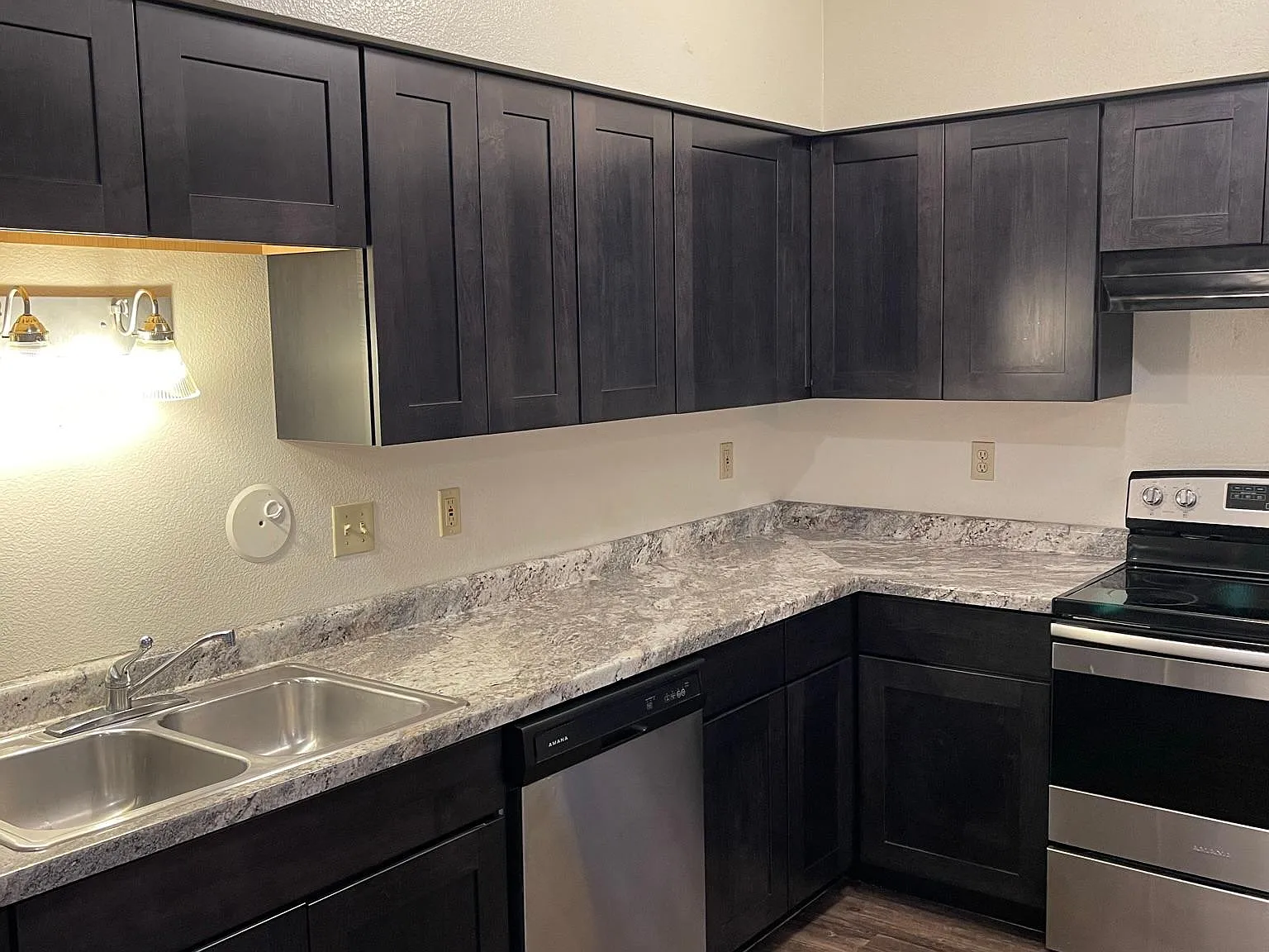 3 bed, $2,373 — Photo 2