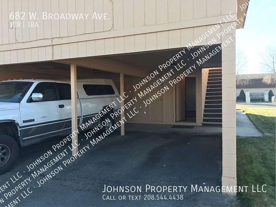 Central Meridian Affordable Ground level unit with W/D Hookups! — Photo 3
