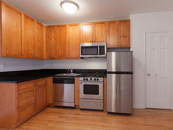 2nd image of 913 President St APT 1B
