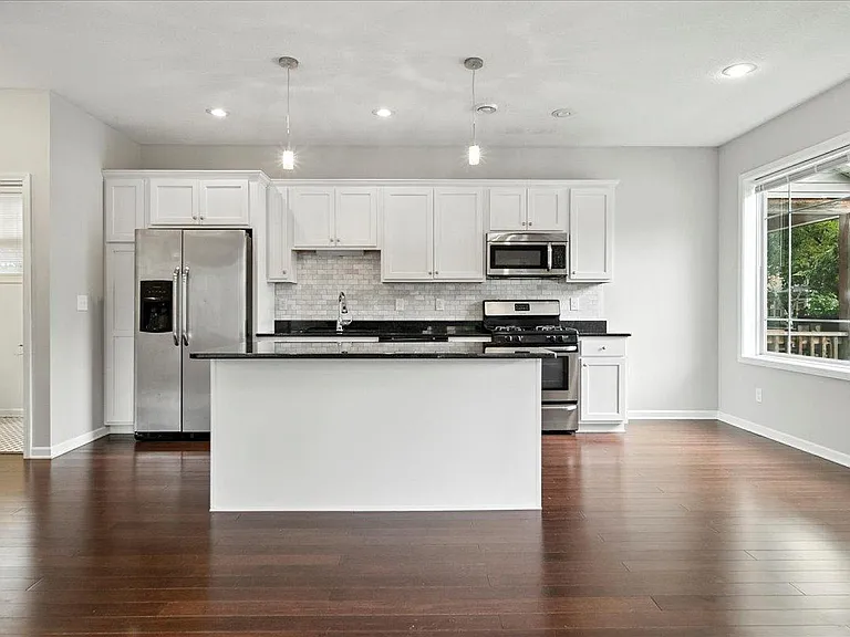 600 W 32nd St #2 — Photo 5