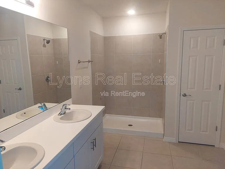 326 SW 24th Pl — Photo 10