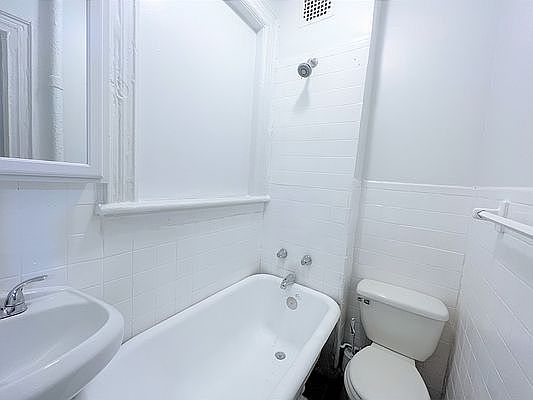4th image of 2108 Amsterdam Ave #6S
