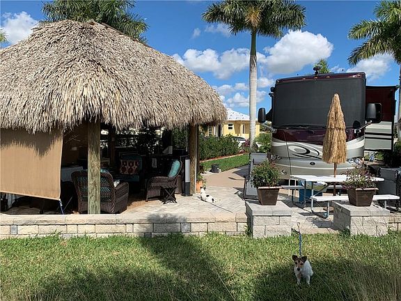 3rd image of 233 NW Hazard Way