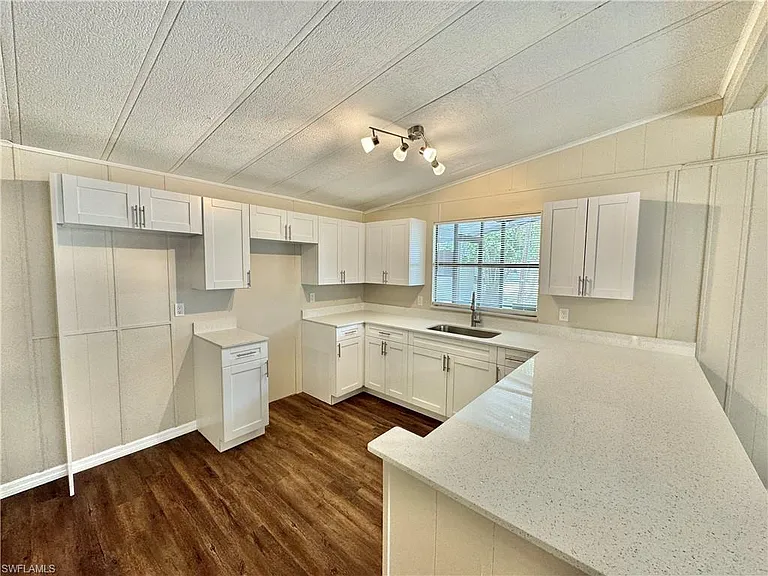 1252 Henderson Creek Dr — Photo 8