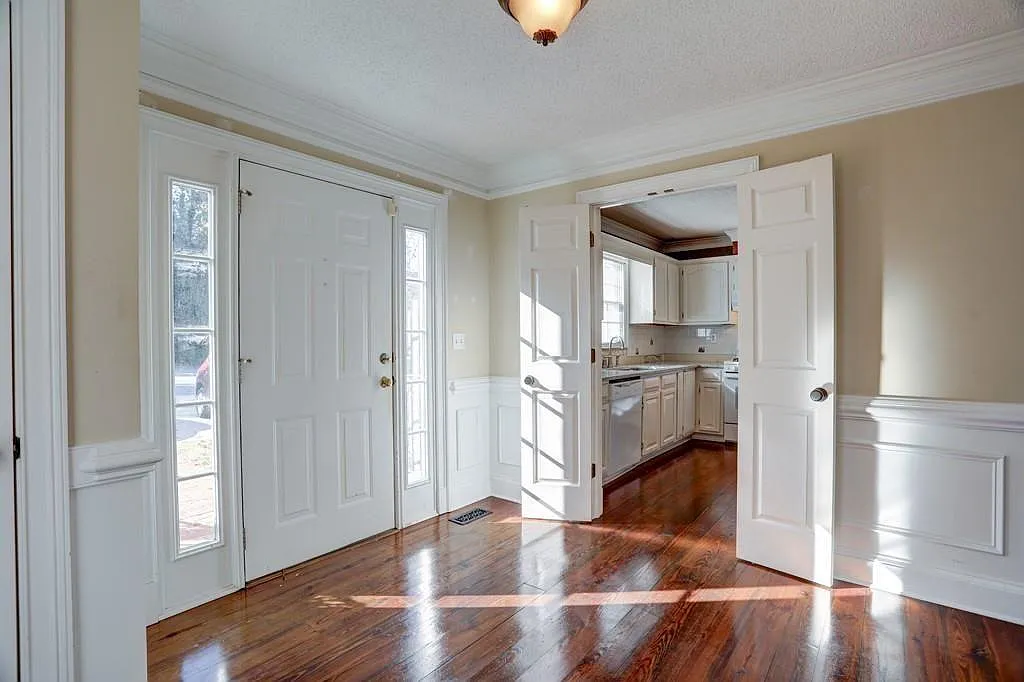 3 bed, 2.5 bath, 1954 sqft, $2,500 — Photo 2