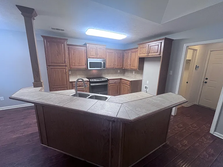 34 Shamsie Dr — Photo 9