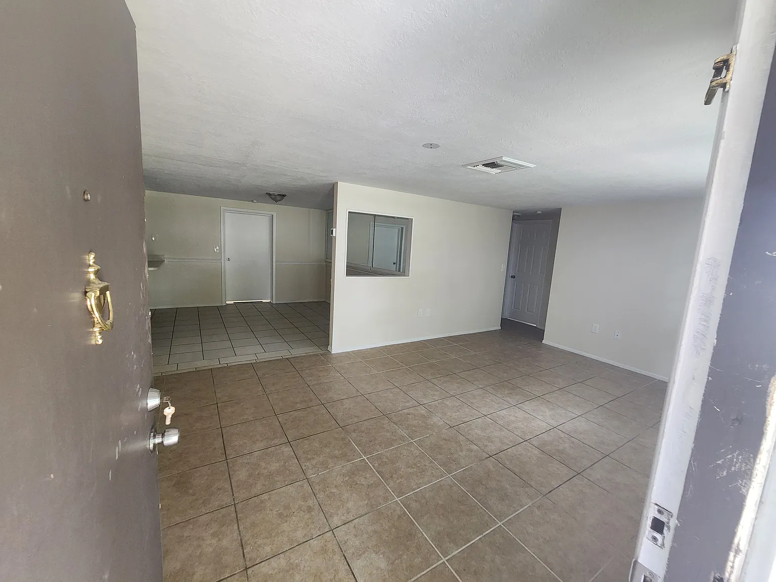 3 bed, 1070 sqft, $1,575 — Photo 2